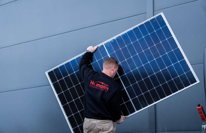 Monteur trägt ein Solarmodul