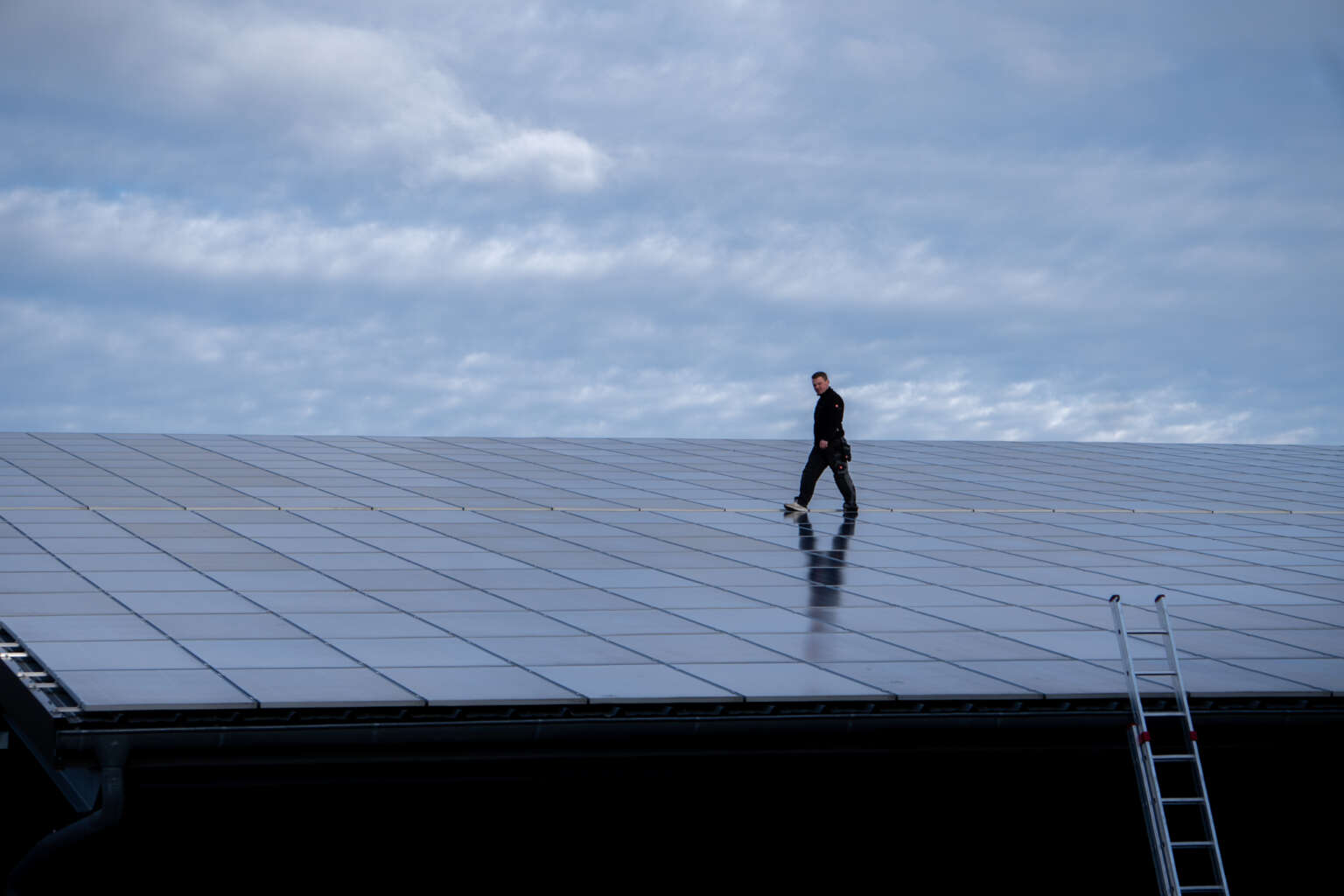 Monteur von Homann Solar auf einem großen PV-Dach