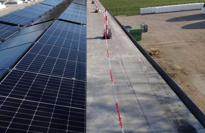Gewerbedach mit großer PV-Anlage