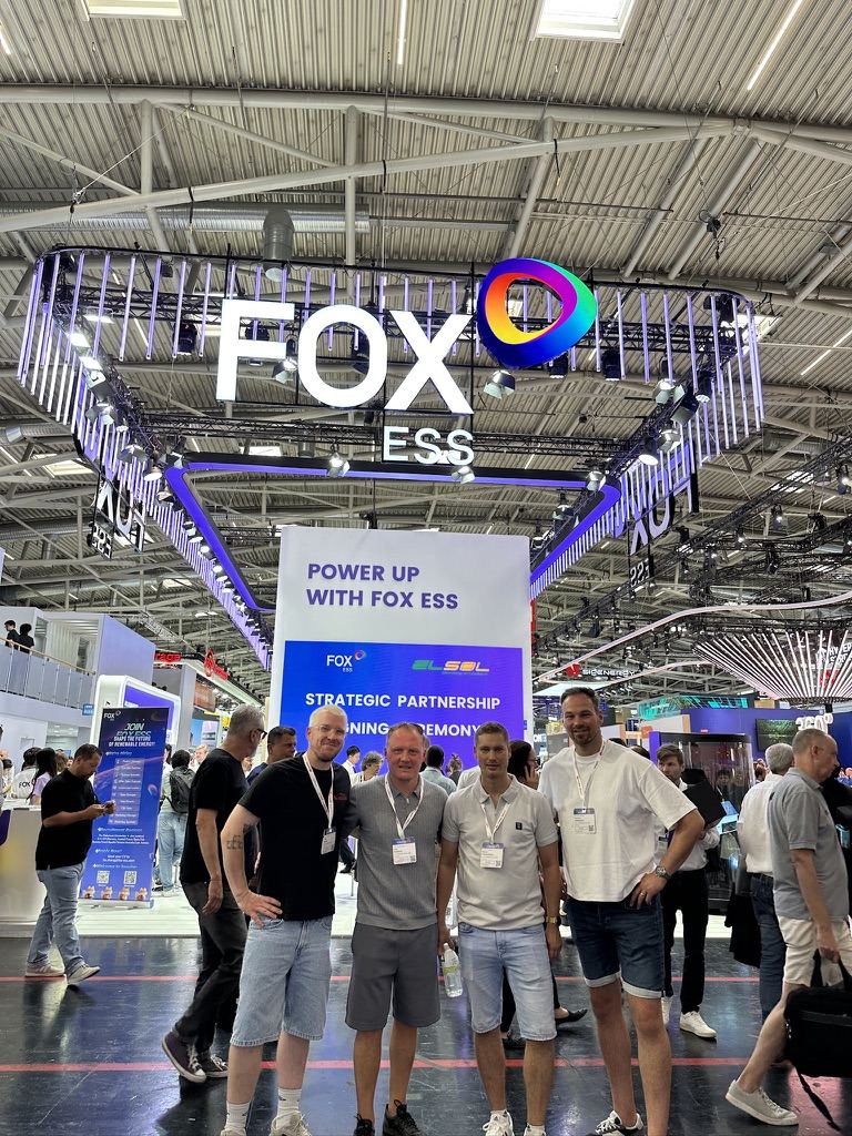 Team von Homann Solarbau vor dem Stand von Fox ESS auf der Intersolar Europe 2026 in München