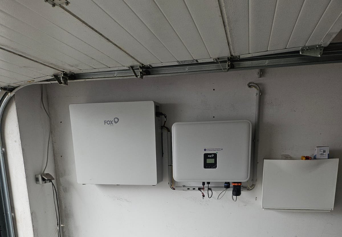 FOX ESS Batteriespeicher und Hybridwechselrichter in einer Garage in Papenburg