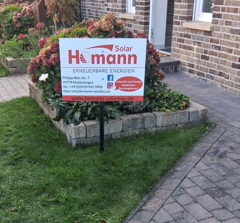 Bauschild von Homann Solar im Vorgarten einer PV-Baustelle in Meppen