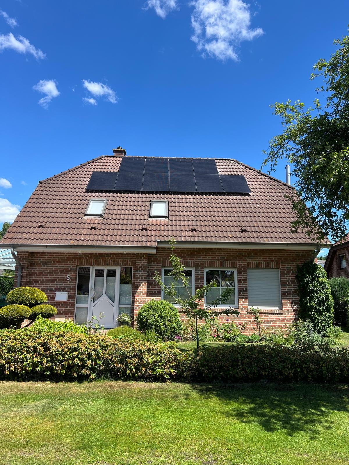 Einfamilienhaus in Meppen mit Full-Black-PV-Modulen auf dem Dach