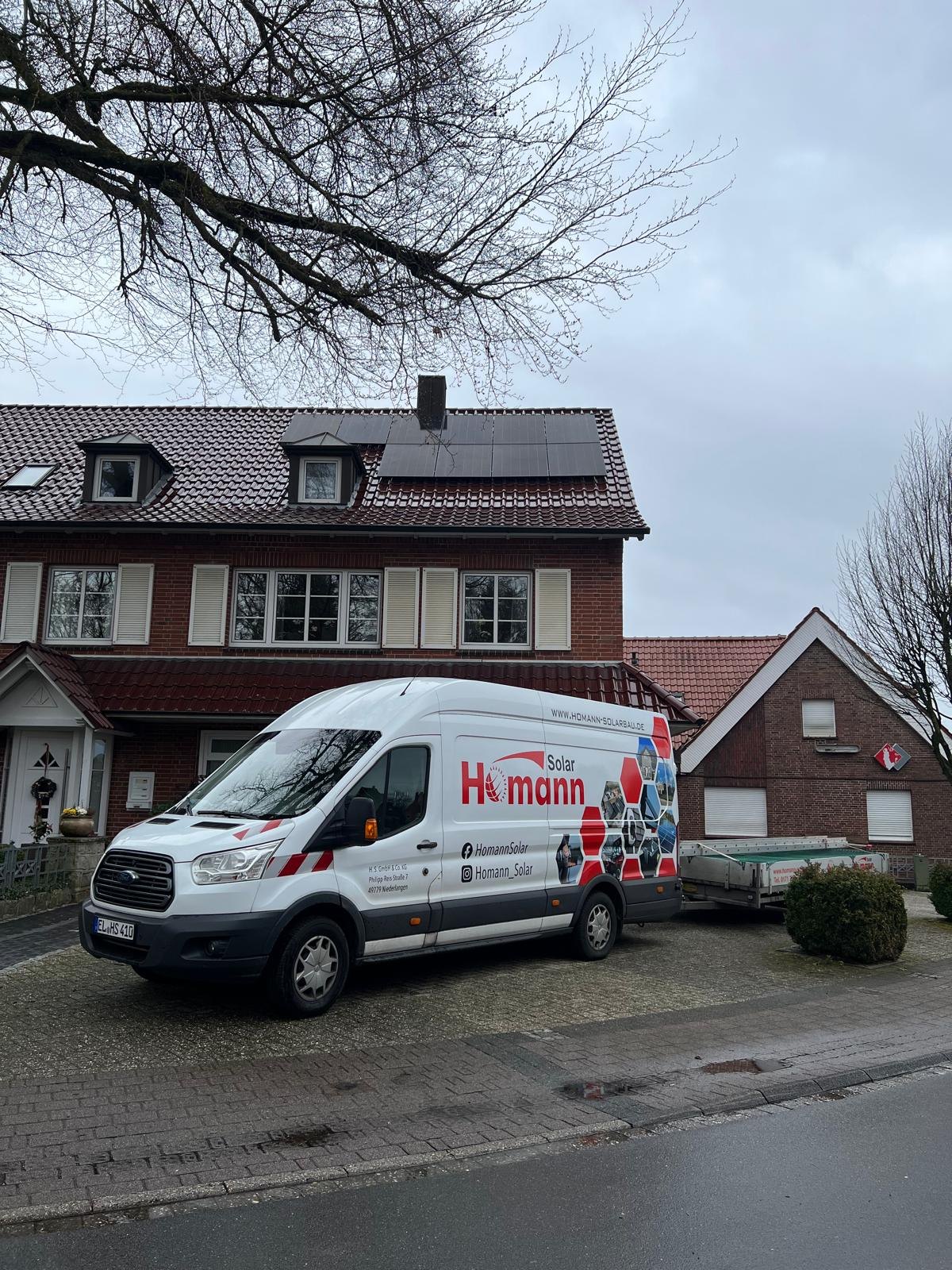 PV-Anlage mit 9 kWp in Lathen, davor ein Montagewagen von Homann Solar
