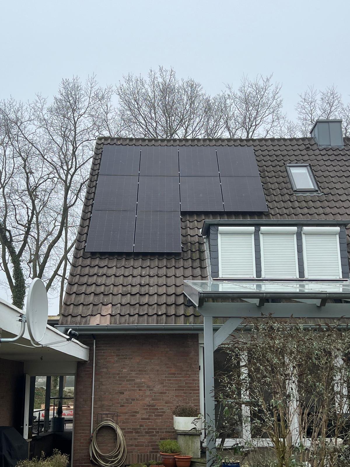 Wohnhaus in Lingen mit PV-Modulen neben der Dachgaube