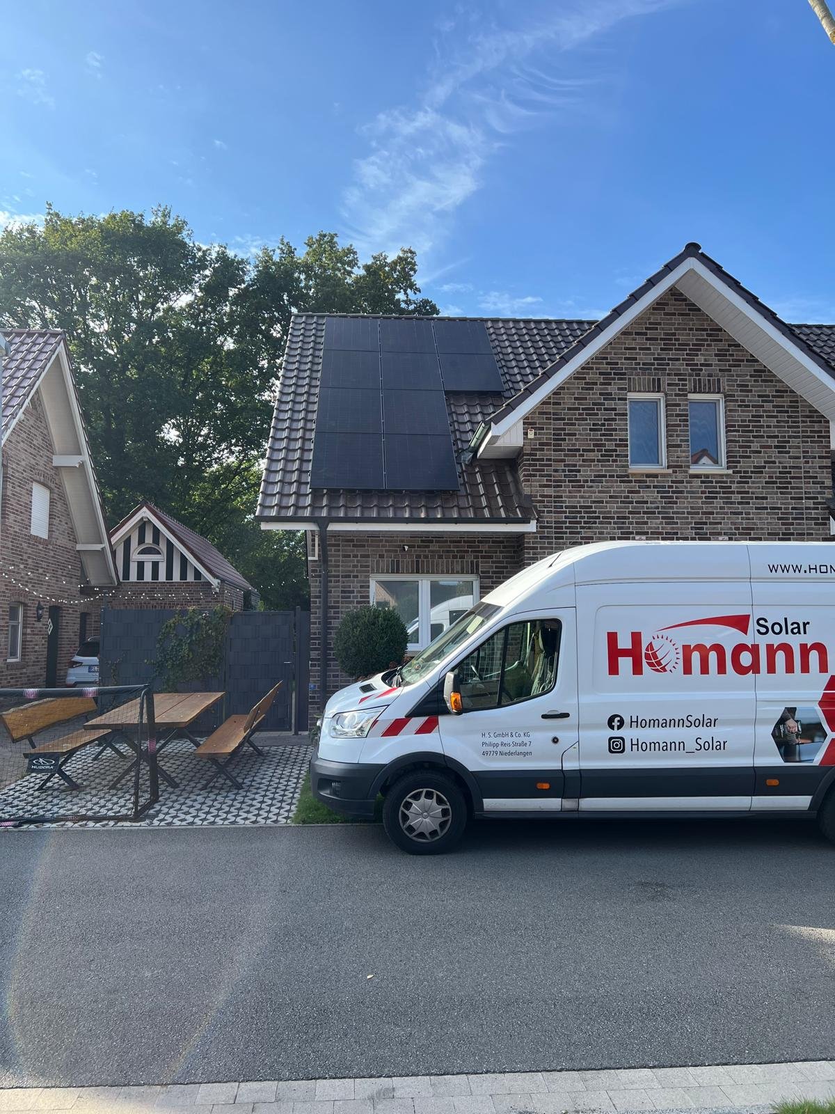 PV-Anlage mit 14 kWp auf einem Satteldach in Meppen, davor ein Montagewagen von Homann Solar