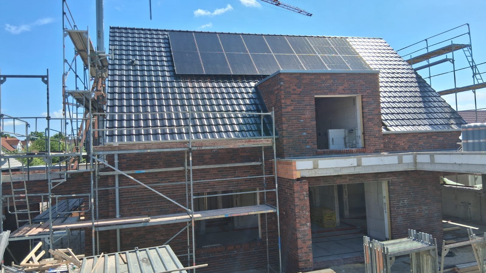 Neubau in Haren mit 14,08 kWp PV-Anlage, montiert während der Bauphase