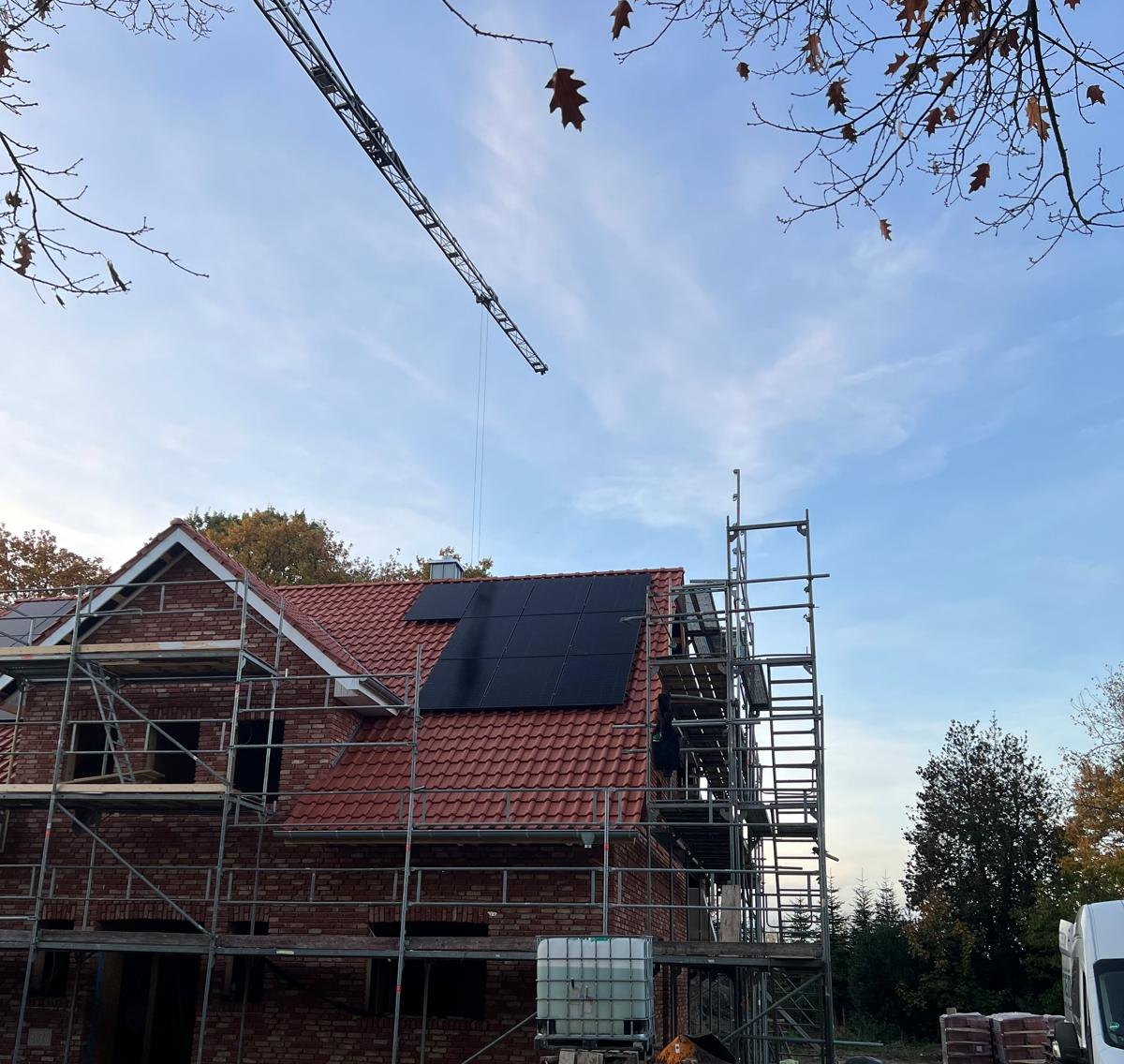 Neubau in Haren-Erika mit PV-Anlage auf dem Dach während der Bauphase