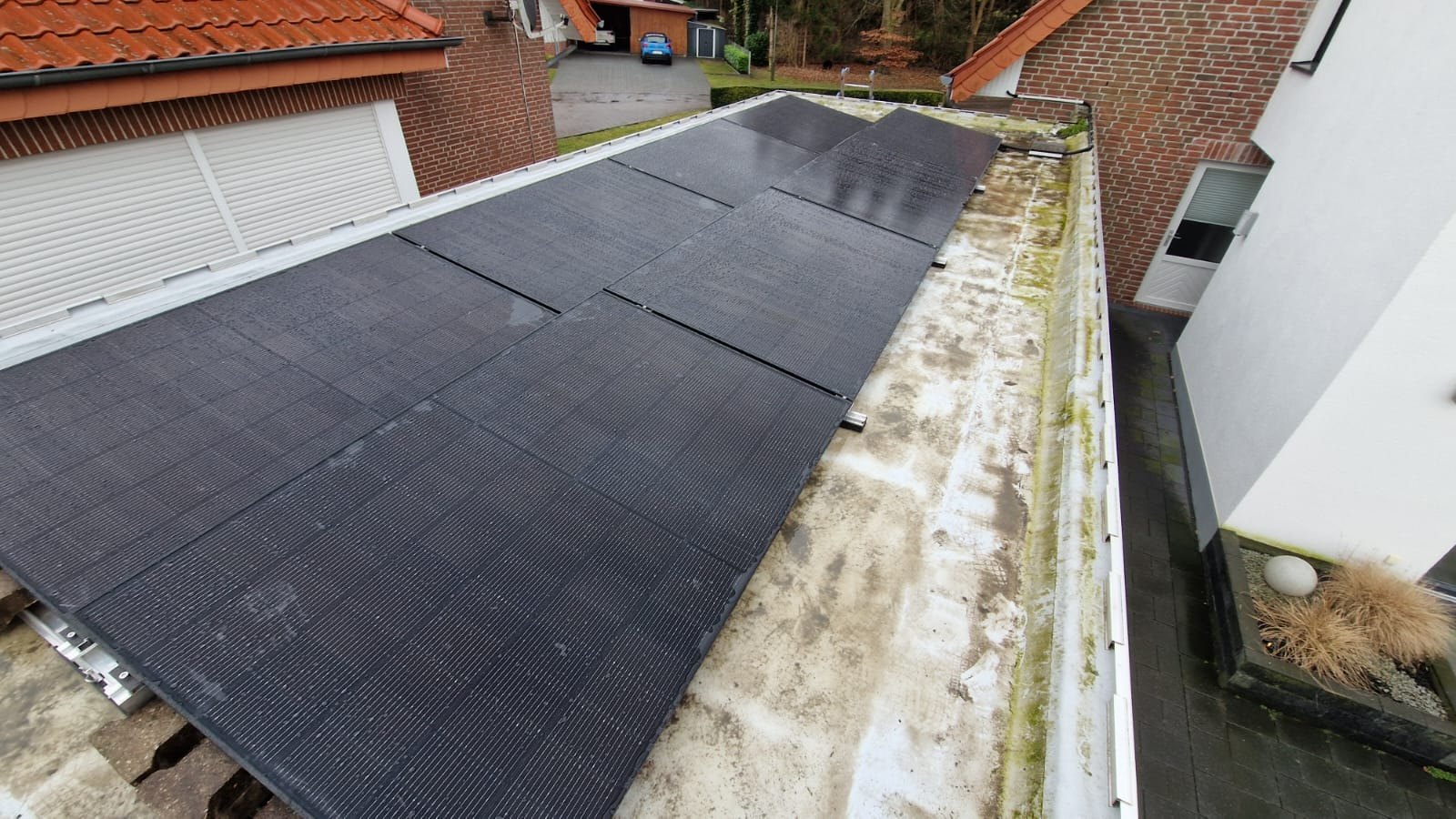 Nach Süden aufgeständerte PV-Module auf einem Flachdach in Haren
