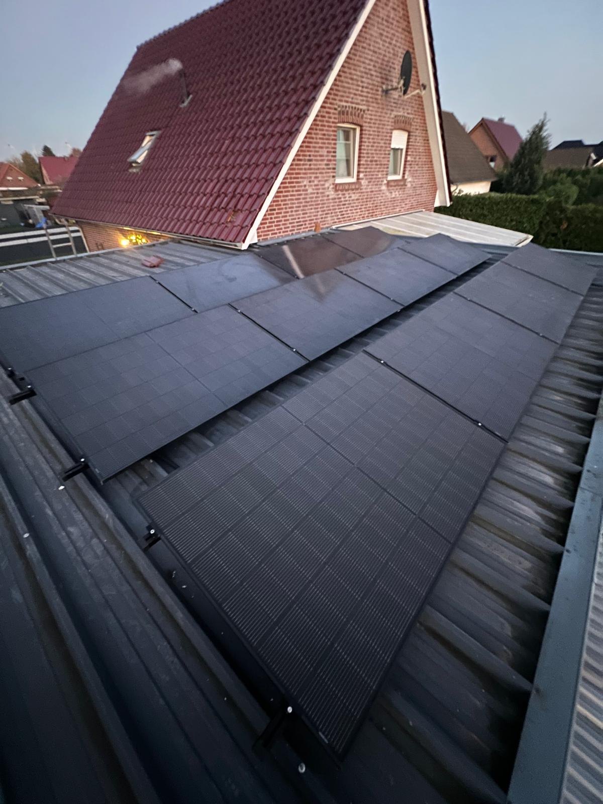 PV-Module auf dem Blechdach einer Garage in Esterwegen