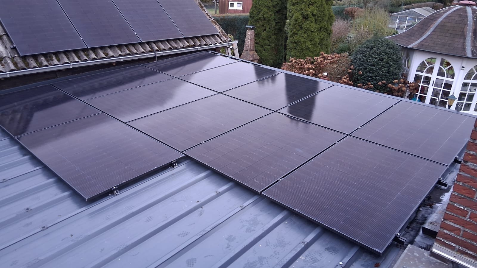 PV-Module auf einem Blechdach in Haren-Rütenbrock