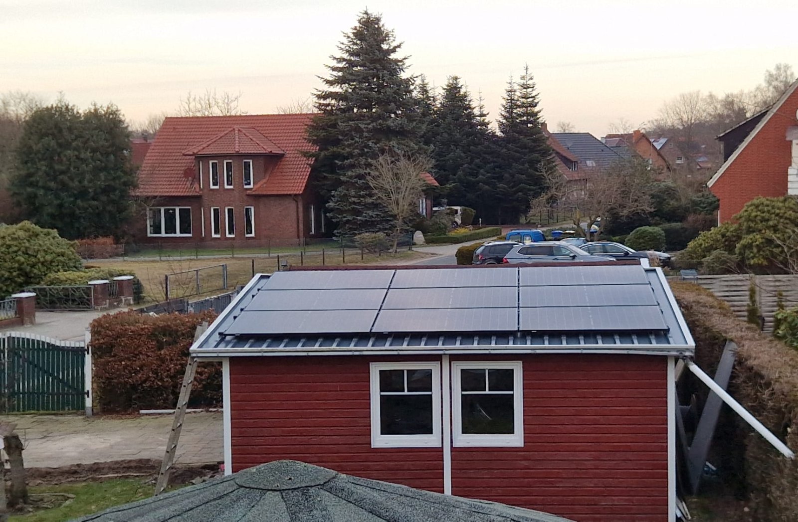 PV-Module auf dem Trapezblechdach eines Schuppens in Lathen