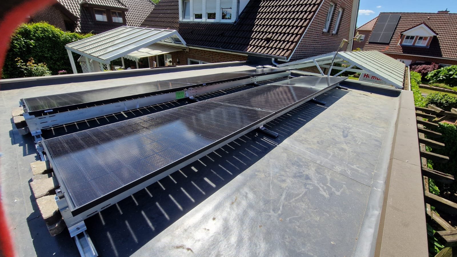 Aufgeständerte PV-Module mit Südausrichtung auf einem Flachdach in Meppen
