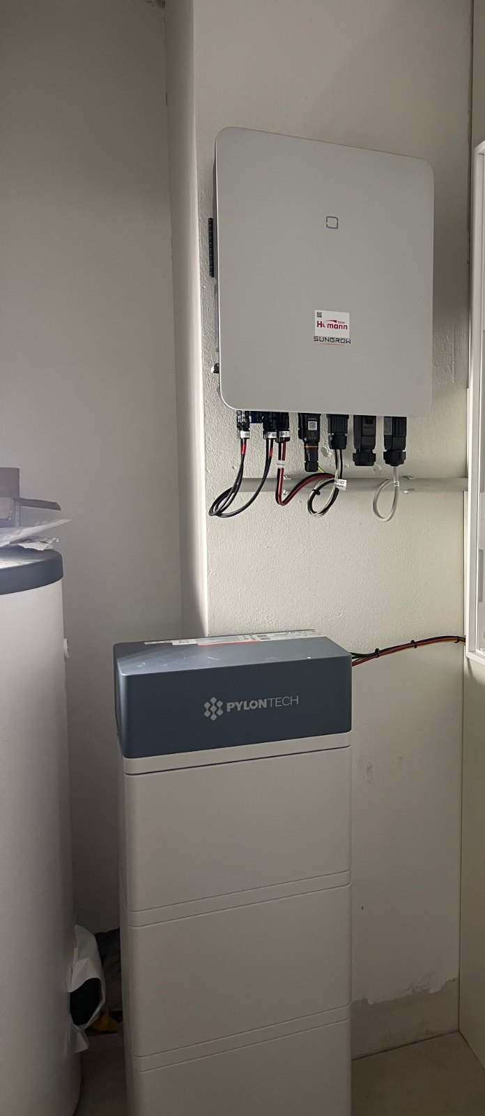 Sungrow Hybridwechselrichter mit Pylontech-Batteriespeicher im Technikraum in Haren