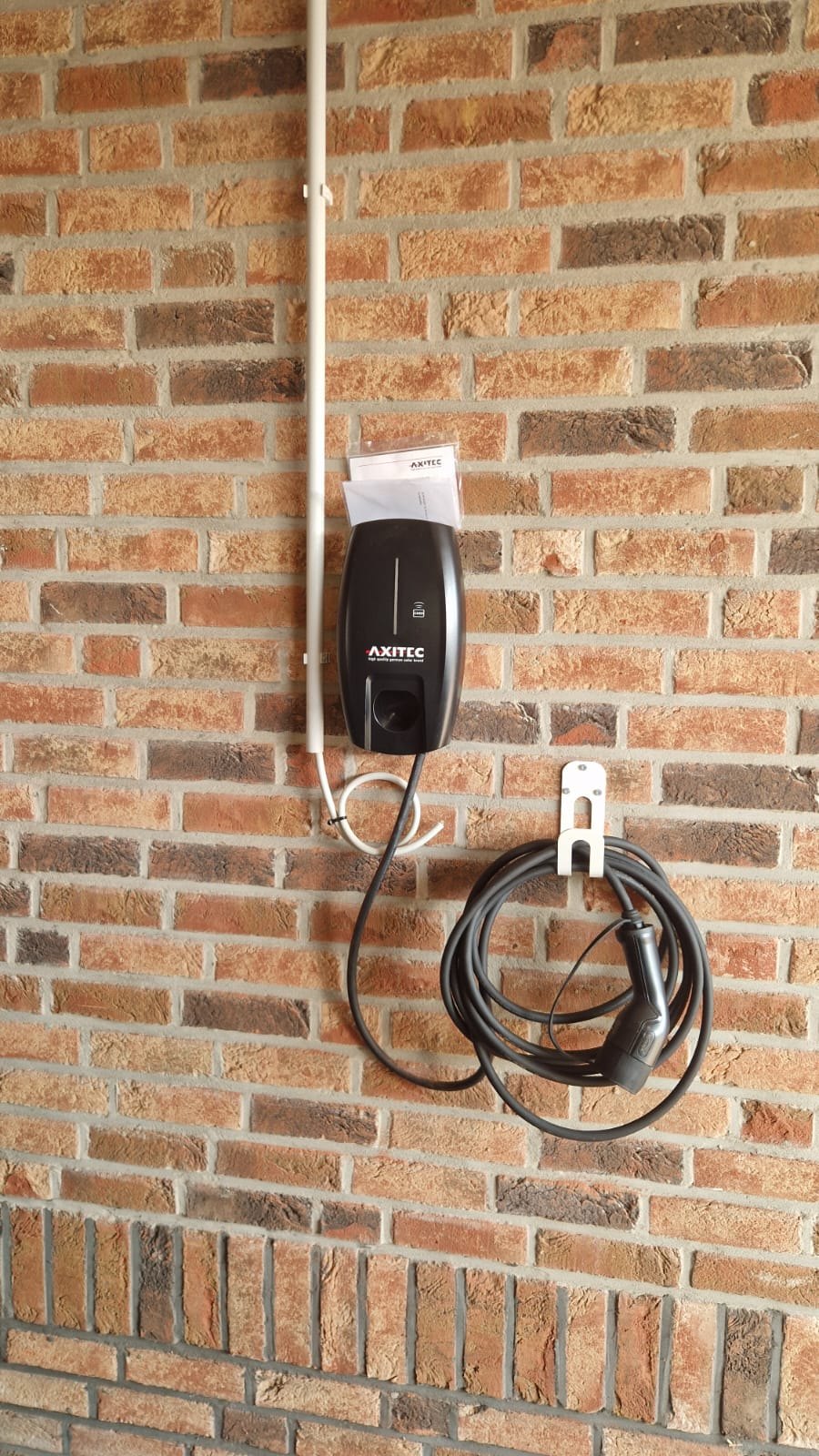 Wallbox mit PV-Überschussladen an einer Klinkerwand in Niederlangen